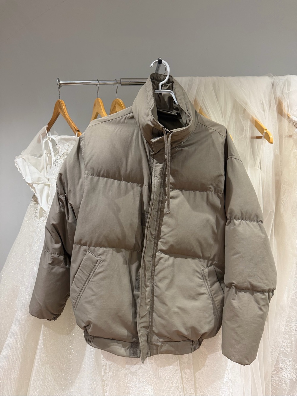 Essential fear of god Men’s Puffer Jacket in Taupe